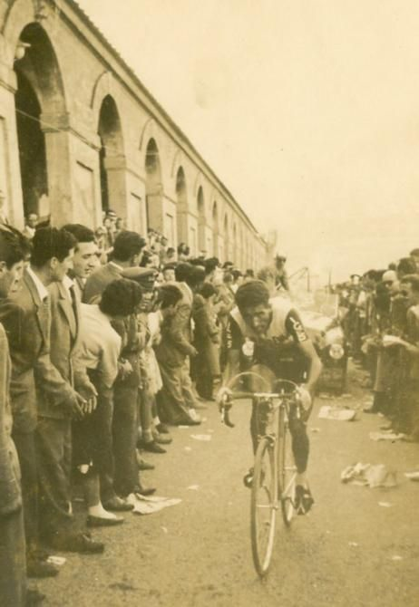 Lo spagnolo Federico Bahamontes nella salita cronometro individuale del 39° Giro d'Italia nel 1956